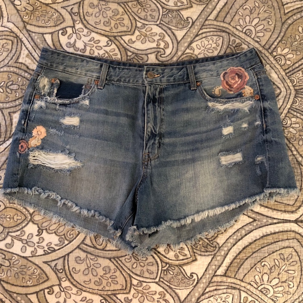 American Eagle festival shorts flower denim